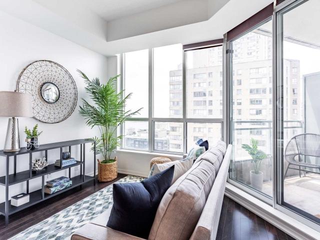 1723 - 230 Queens Quay W