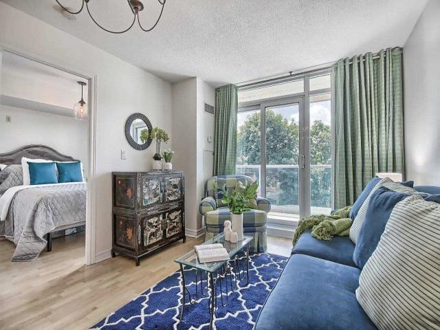 401 - 3840 Bathurst St