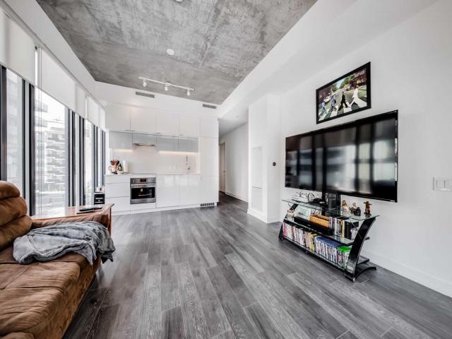 218 - 185 Roehampton Ave