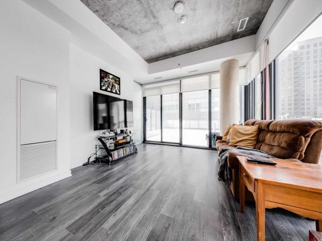 218 - 185 Roehampton Ave