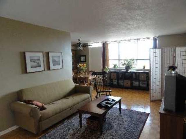 819 - 180 Markham Rd