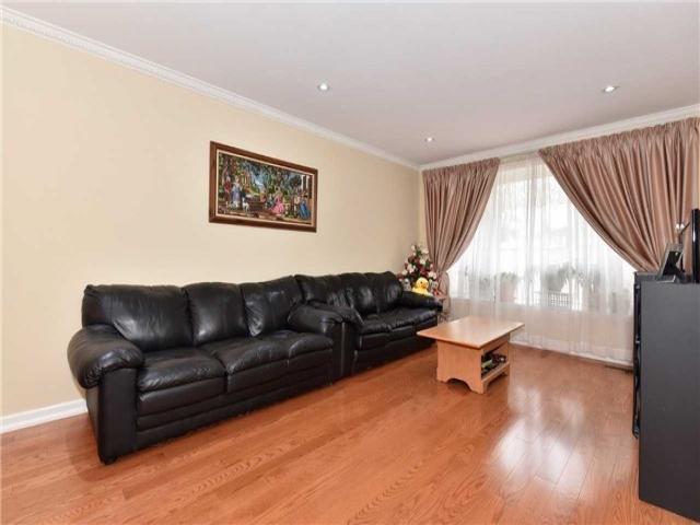 11 Dunsdale Sq