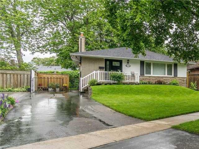 22 Stonehenge Cres