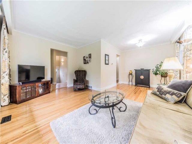 22 Stonehenge Cres