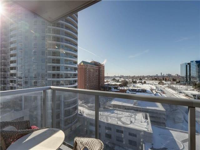 921 - 135 Village Green Sq