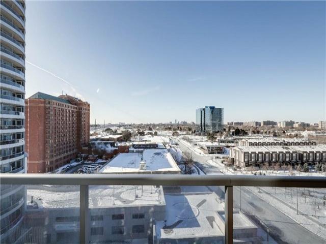 921 - 135 Village Green Sq
