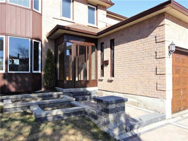 587 Dunrobin Crt