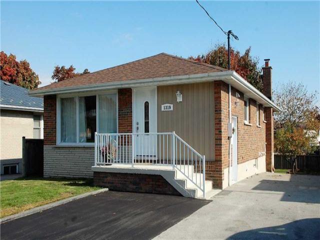 1319 Scugog Ave