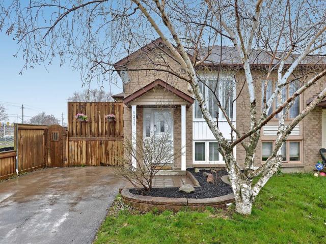 1371 Charter Cres