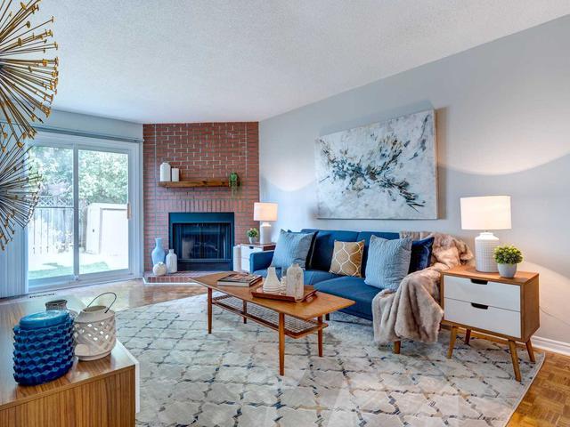 2369 Strathmore Cres