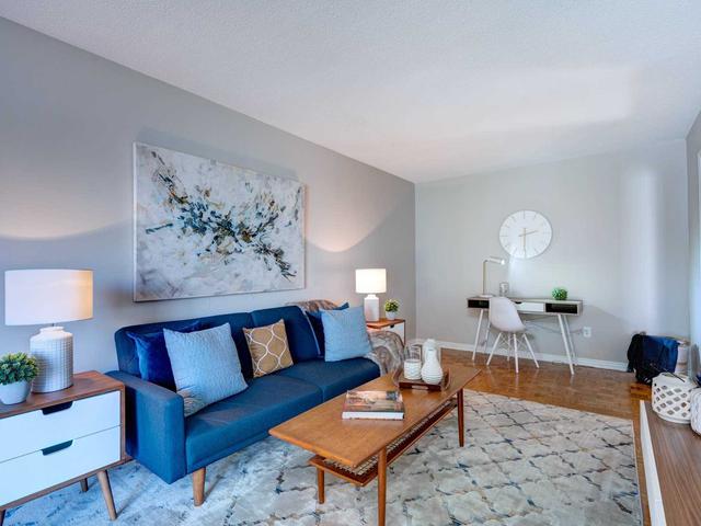 2369 Strathmore Cres