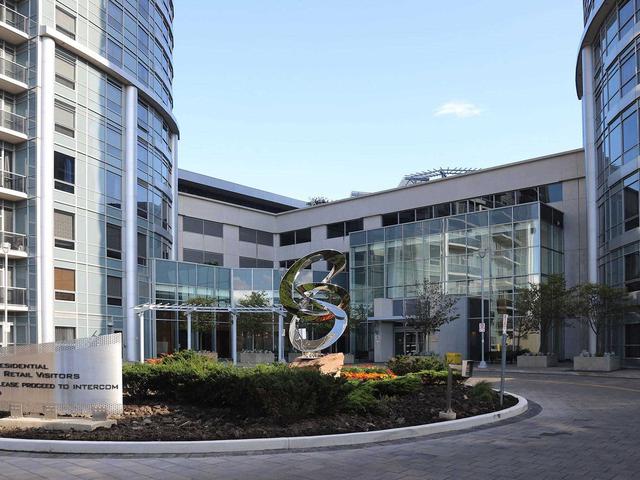 125 Village Green Sq, Unit 811