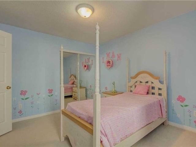 7 Barnfield Cres