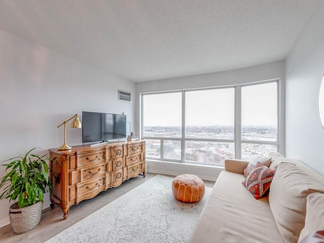 2207 - 18 Lee Centre Dr