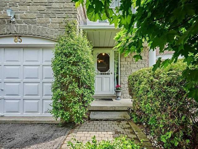 85 Brownstone Cres