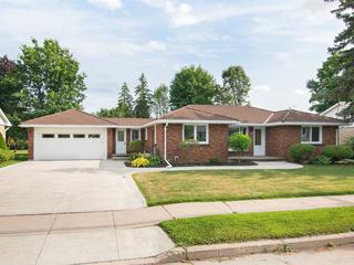 211 Albert St W