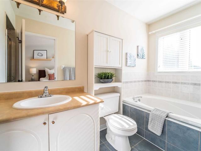 8 Benjamin Hood Cres