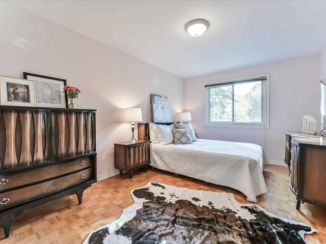 302 - 21 Elizabeth St S