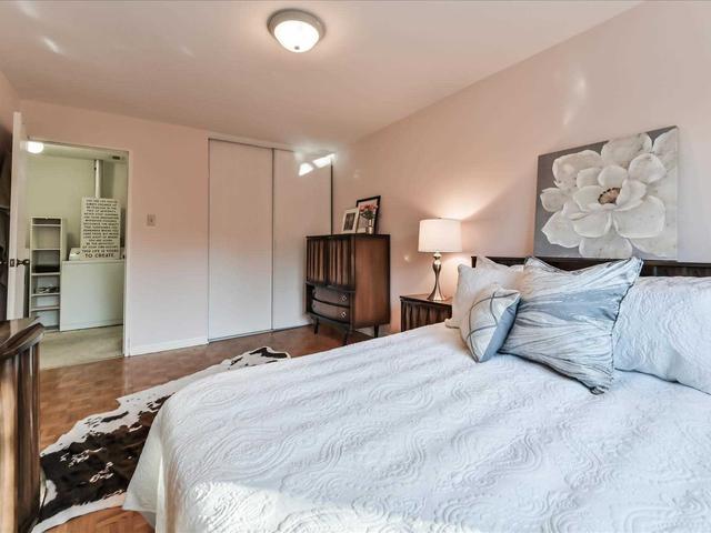 302 - 21 Elizabeth St S