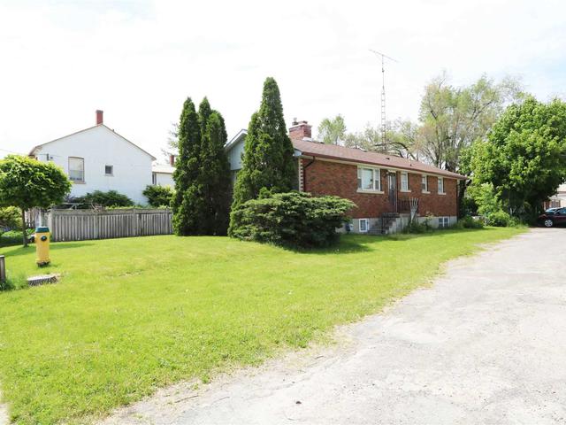 10 Wellington St W