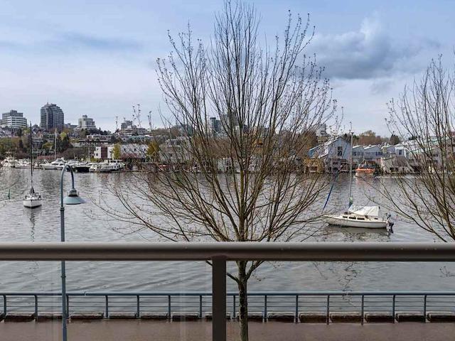 203 - 426 BEACH CRESCENT