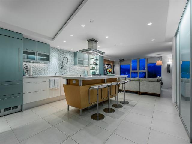 708 - 27 ALEXANDER STREET