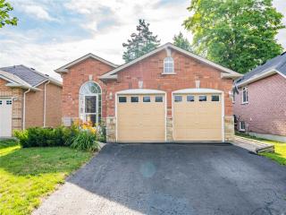 254 Emms Dr, Unit Lower