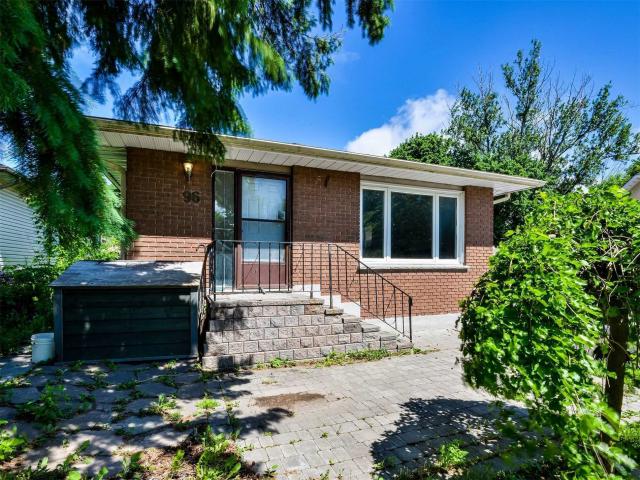 96 Wellington St E