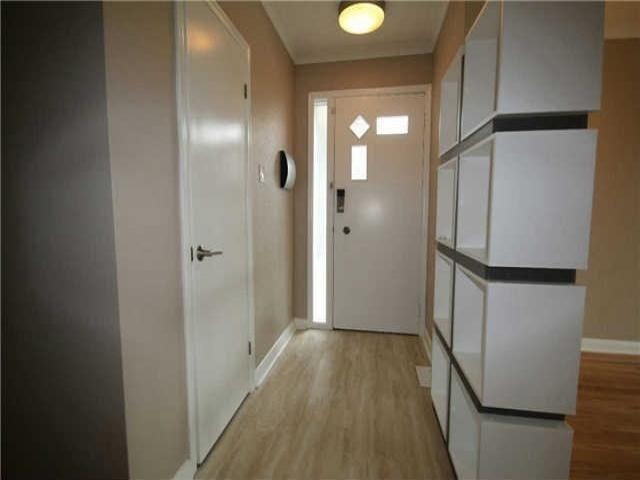 40 Del Ria (Main Floor) Dr