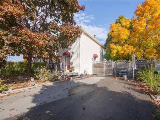 82 Fallingdale Cres