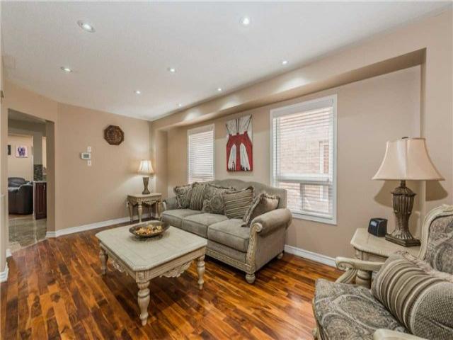 552 Orange Walk Cres