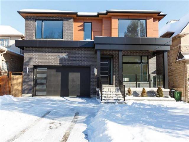 27 Royalavon Cres