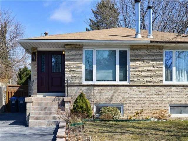 1927 Silverberry Cres