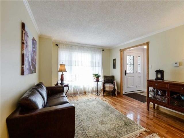 1927 Silverberry Cres