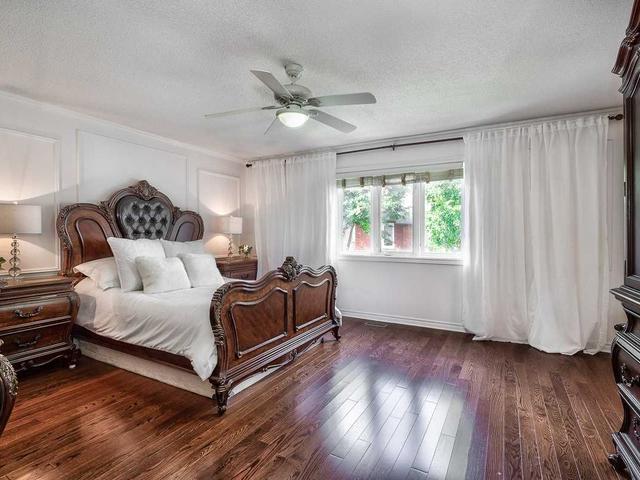 992 Queen St W