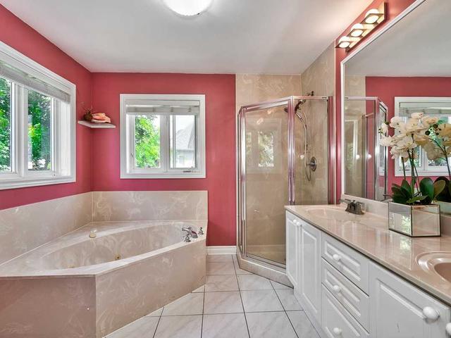 992 Queen St W
