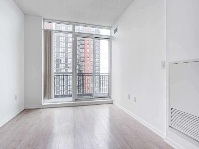 1919 - 800 Lawrence Ave W