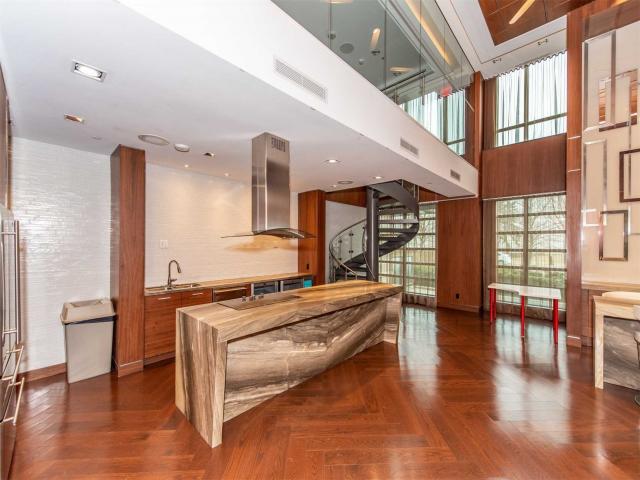 909 - 205 Sherway Gardens