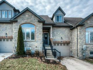 121 Lena Cres