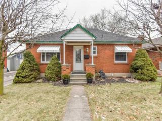 632 Waterloo St S