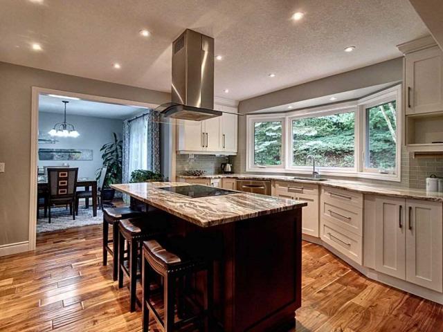 160 Woodbend Cres