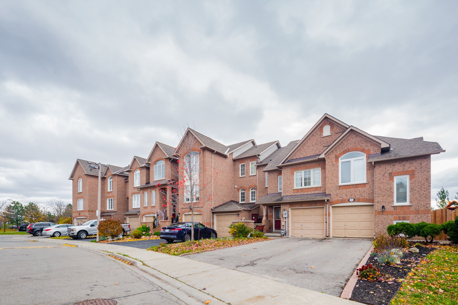 Larissa Court Townhouses Condos.ca