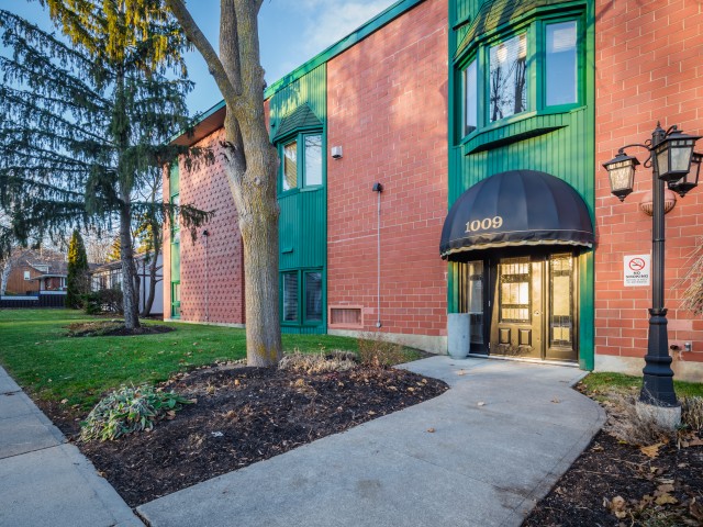 1009 Queenston Road hero image