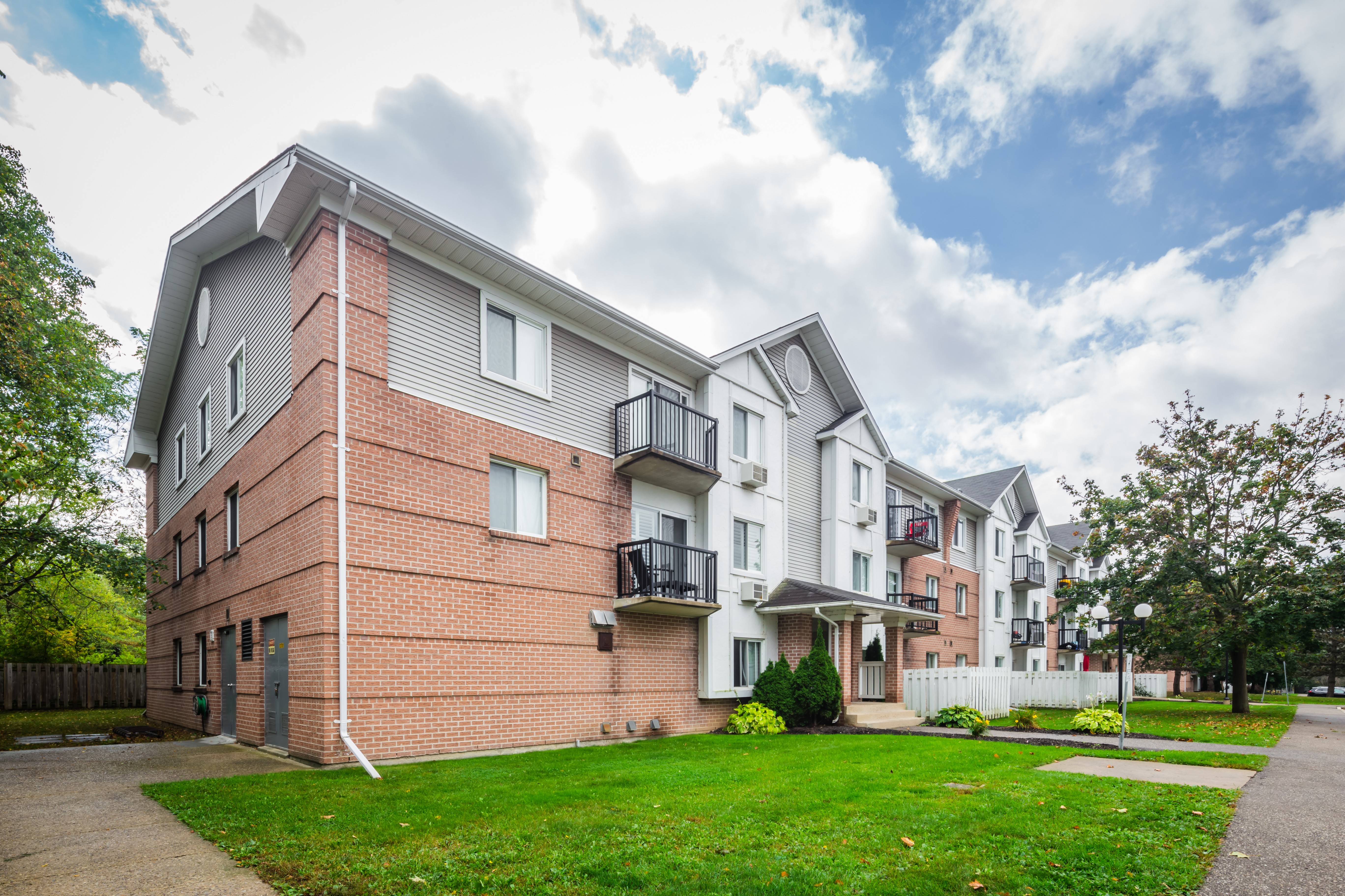 Eiwo Court Condominiums at 275 Eiwo Crt, Waterloo 1
