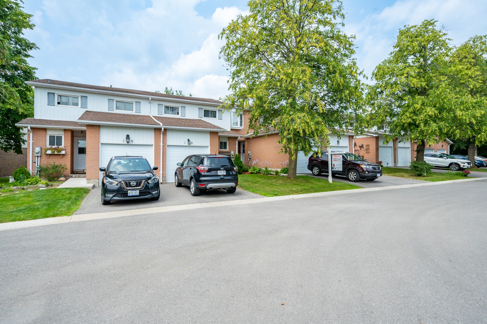 350 Camelot Court Townhomes Condos.ca