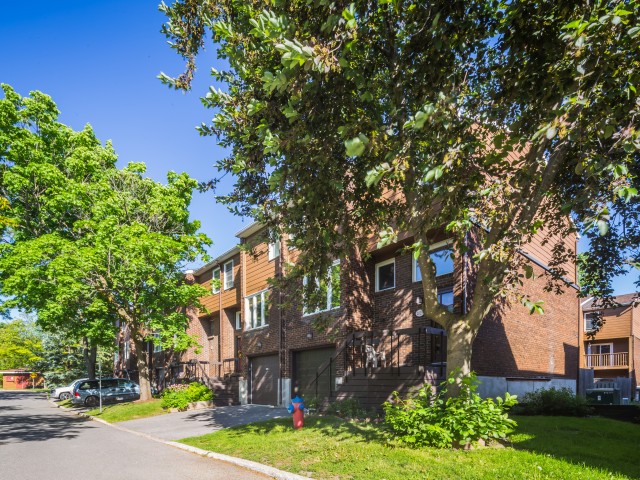 Eric Crescent Townhomes photo
