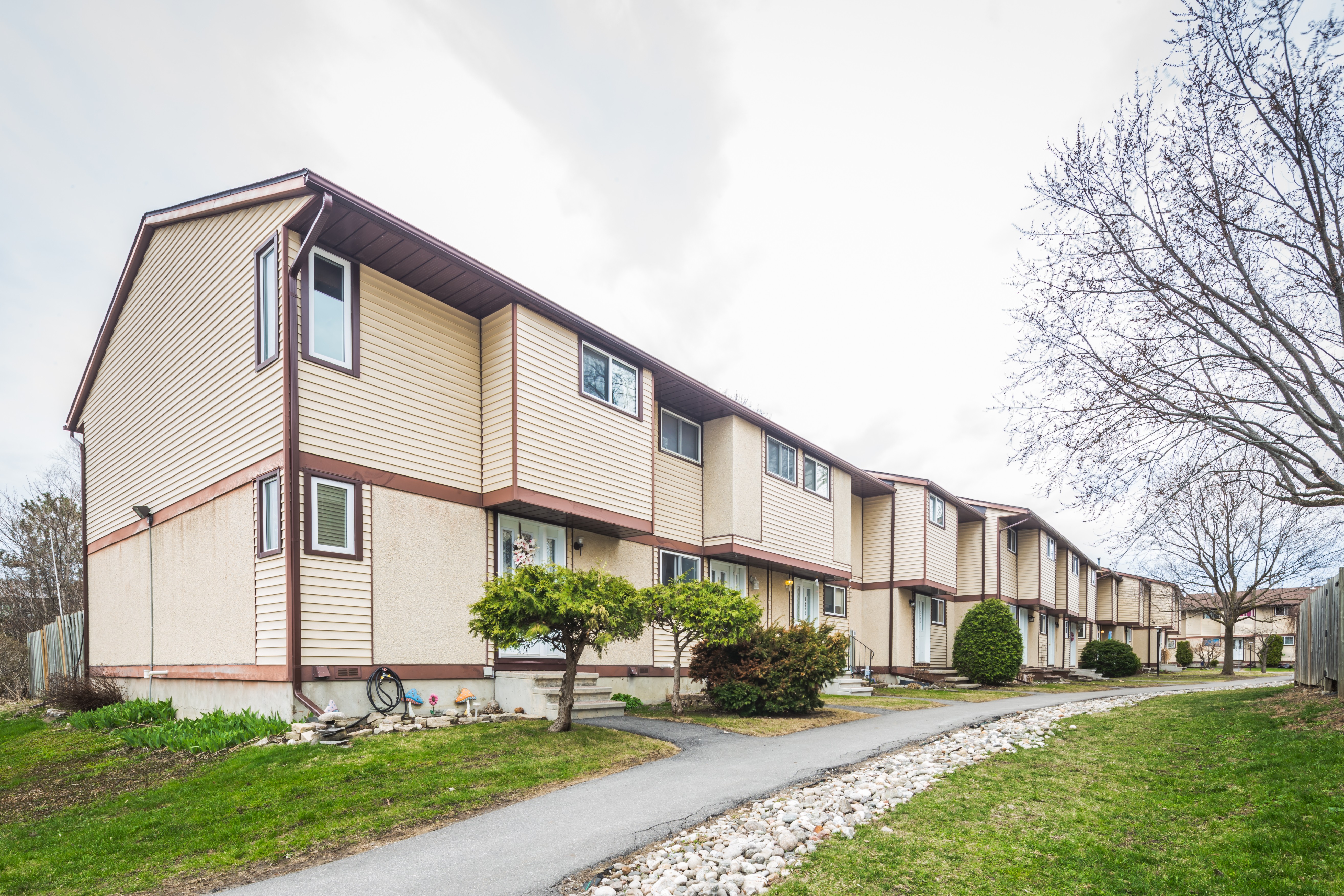 Quail Ridge Townhouses | 3090 Quail Dr | Condos.ca