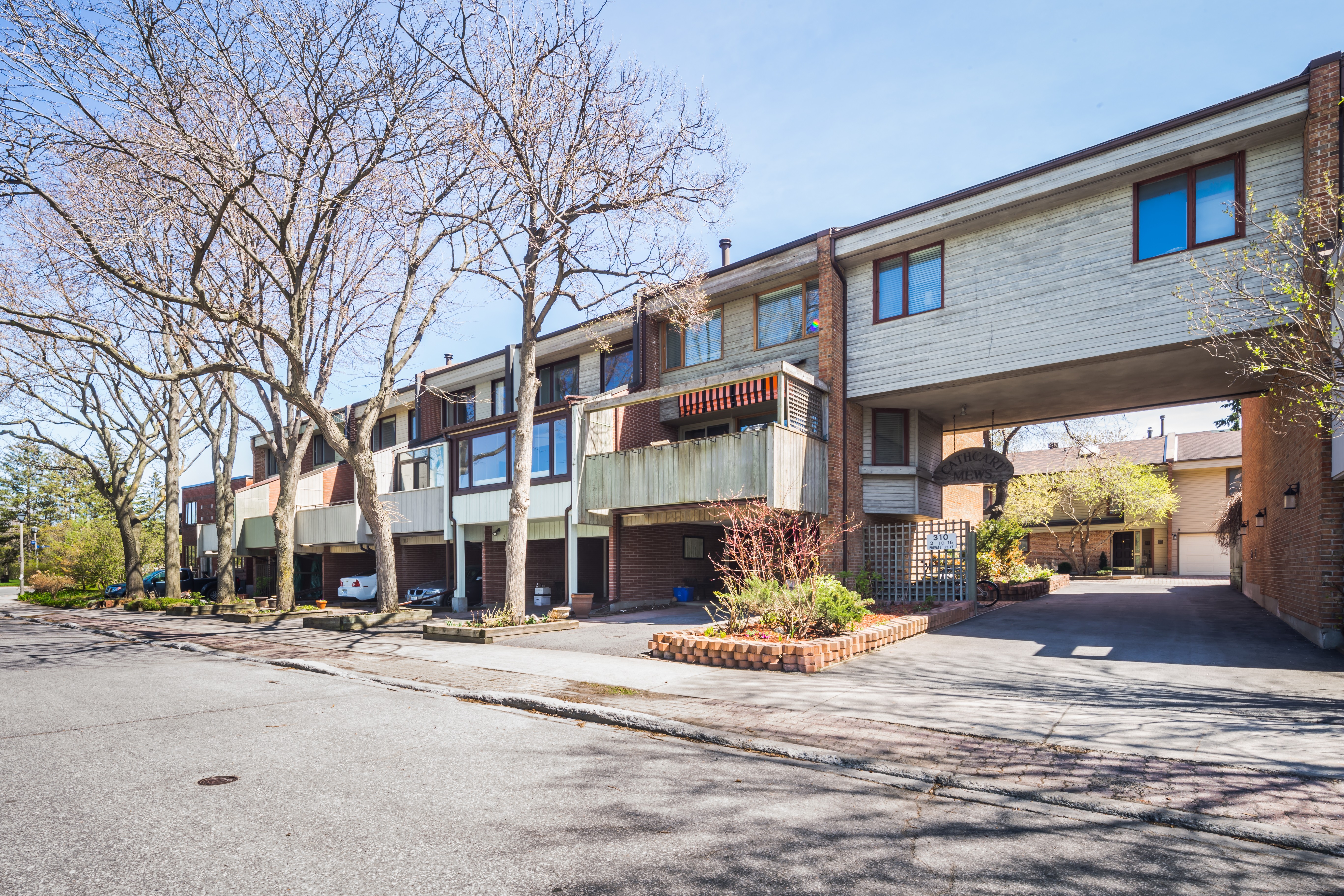 Cathcart Mews Townhouses | 290 Cathcart St, 1 for sale & 1 for rent ...