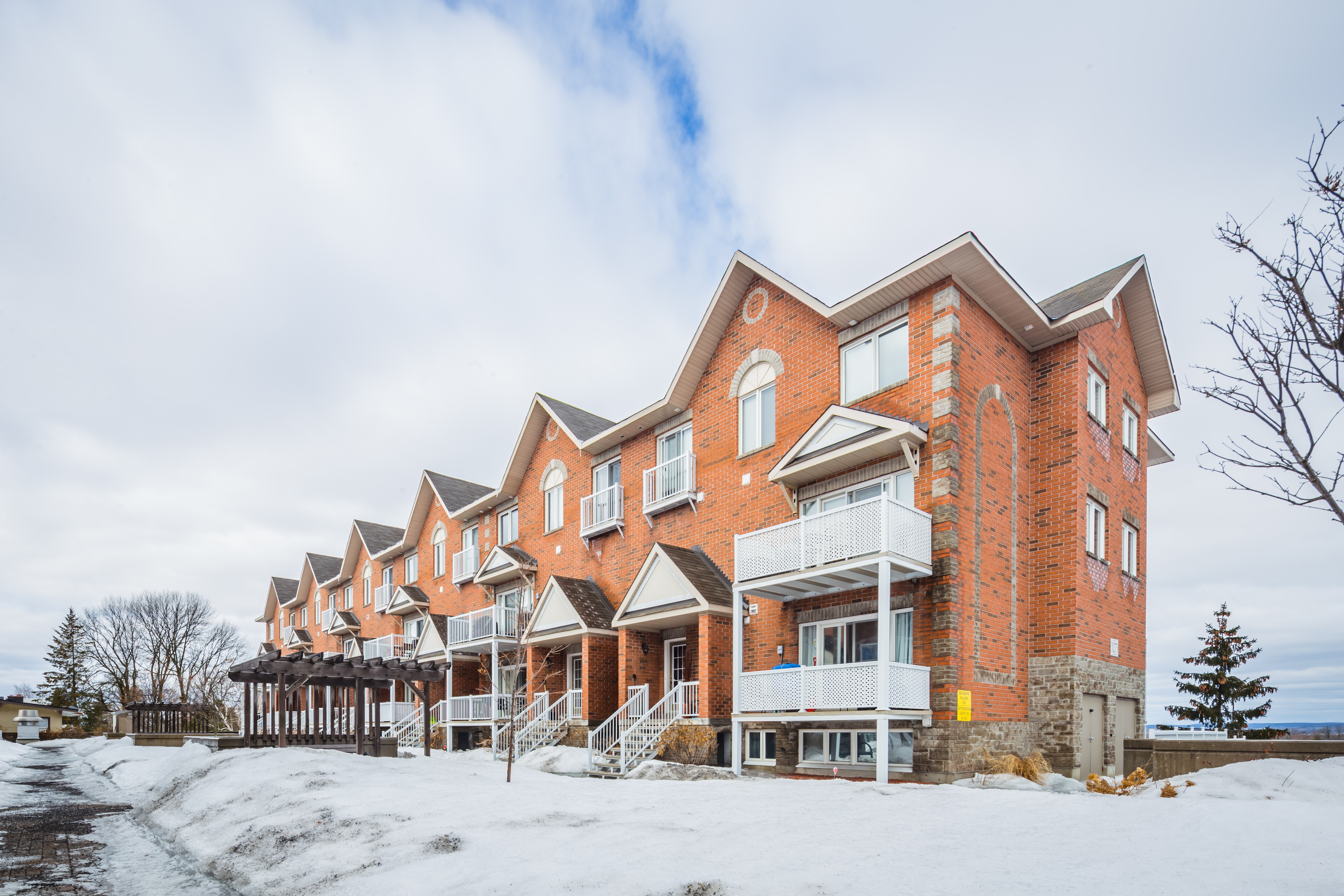 Hillside Terrace Townhouses, 3 for sale | Condos.ca
