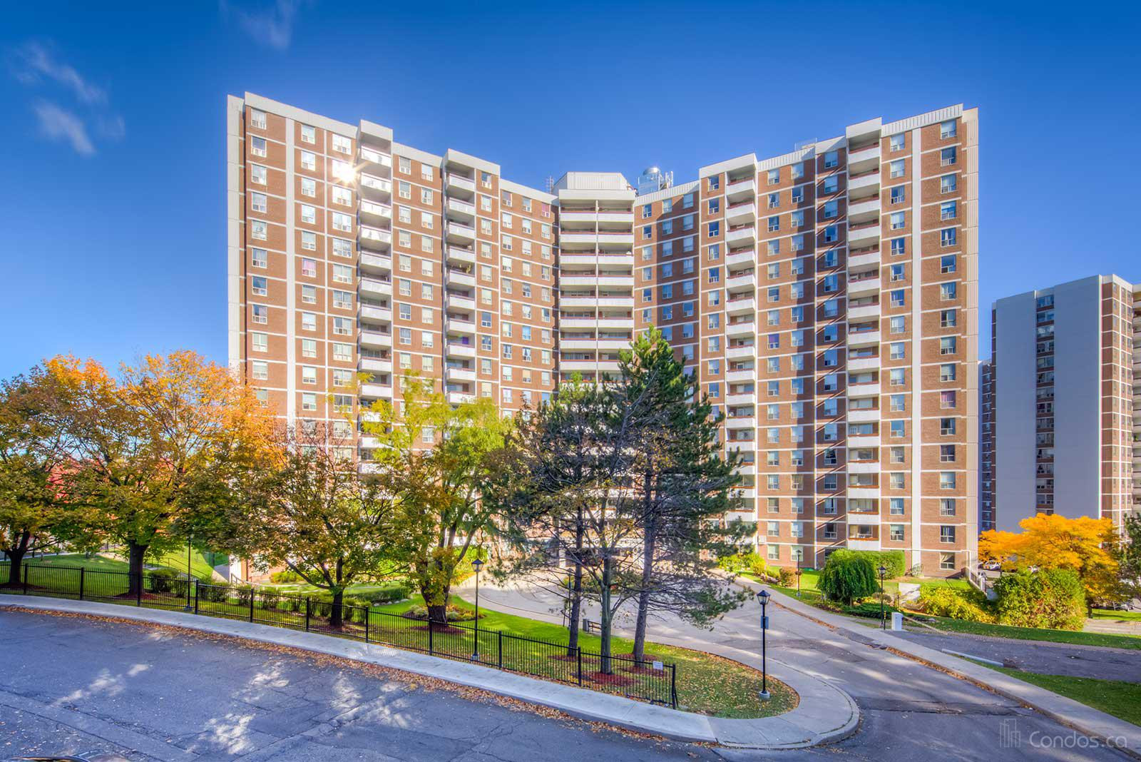 Wynford Park Condominiums at 10 Edgecliff Golfway, Toronto 1